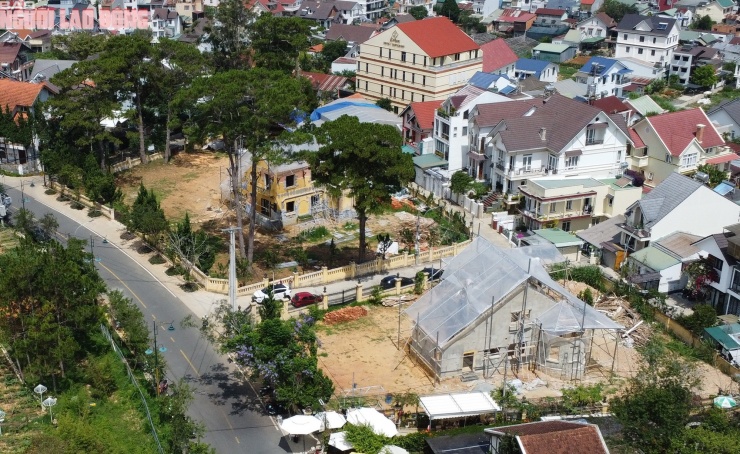 Từ tháng 3-2026 đến nay, nhiều du khách nhận thấy khu vực các biệt thự được căng dây cảnh báo và biển báo đề nghị không tiếp cận khi chủ đầu tư thực hiện việc cải tạo, sửa chữa công trình.