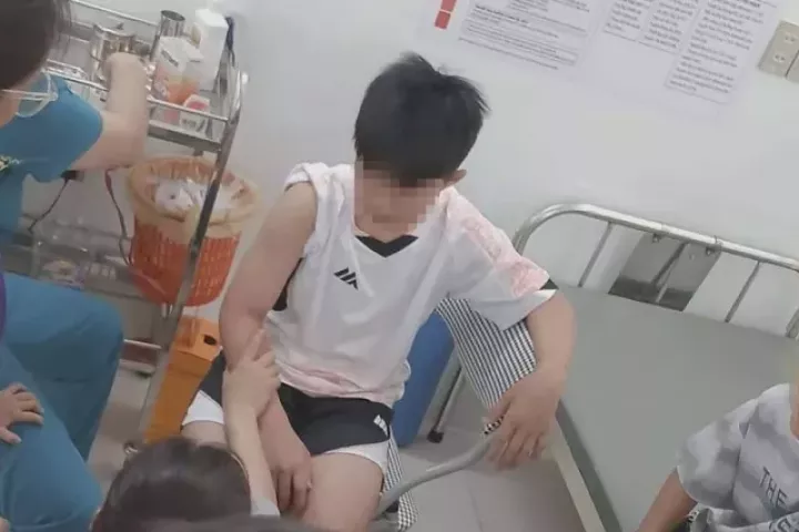 Chó 'điên cuồng' lao vào cắn xé 6 người đi đường