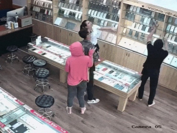 VIDEO: Thót tim em bé rơi xuyên qua trần thạch cao khi tìm đồ chơi