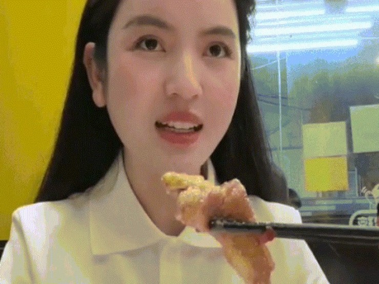Chu Thanh Huyền 'liều mình' ăn thử lẩu gà sầu riêng đặc sản Quảng Châu
