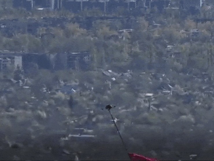 UAV Nga mang cờ Chiến thắng bay trên Donbass