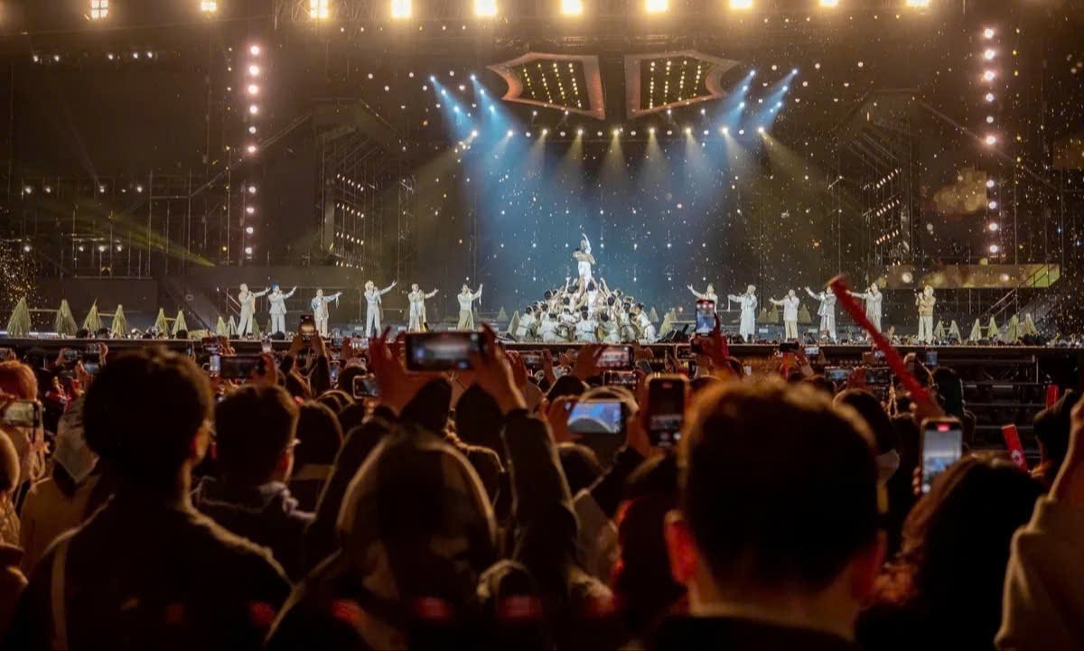 Tiết mục Mẹ yêu con trong concert Anh trai vượt ngàn chông gai