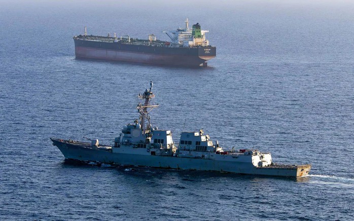 Mỹ tiếp tục ra đòn, không kích nhiều tàu chở dầu Iran gần eo biển Hormuz - 1