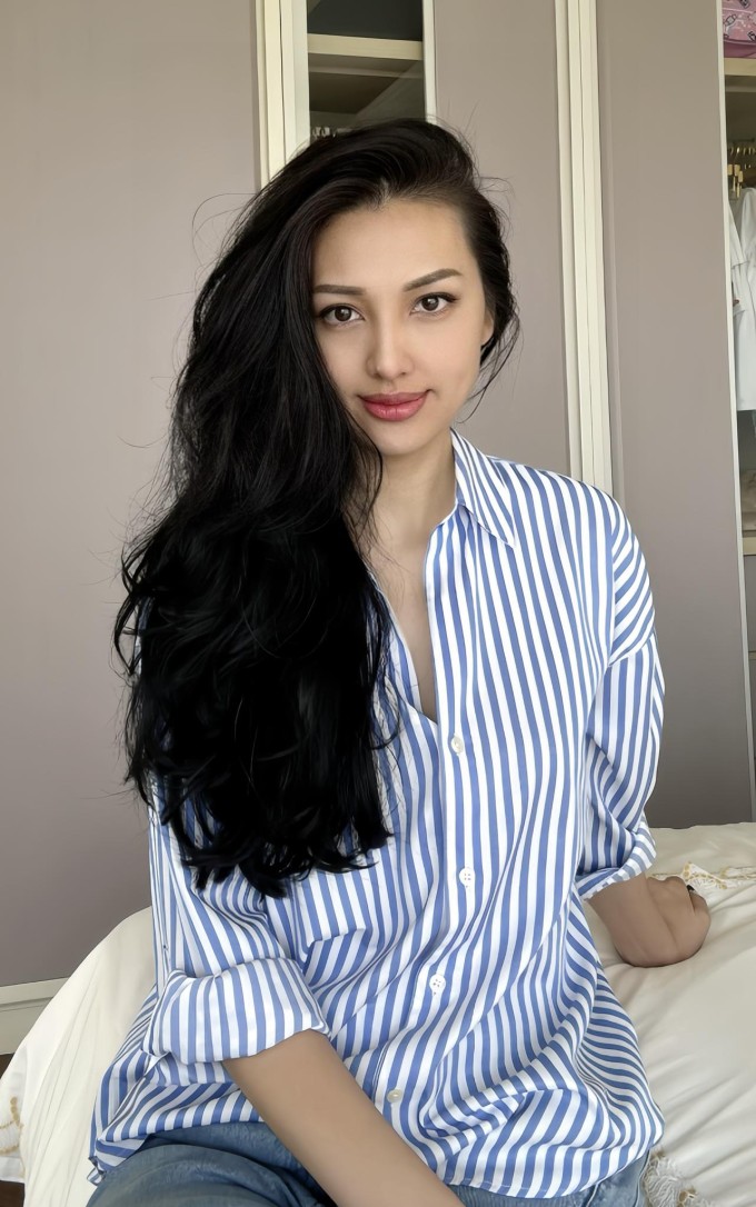 Huỳnh Thanh Tuyền dành nhiều thời gian chăm sóc giúp mái tóc óng ả, dày đẹp.