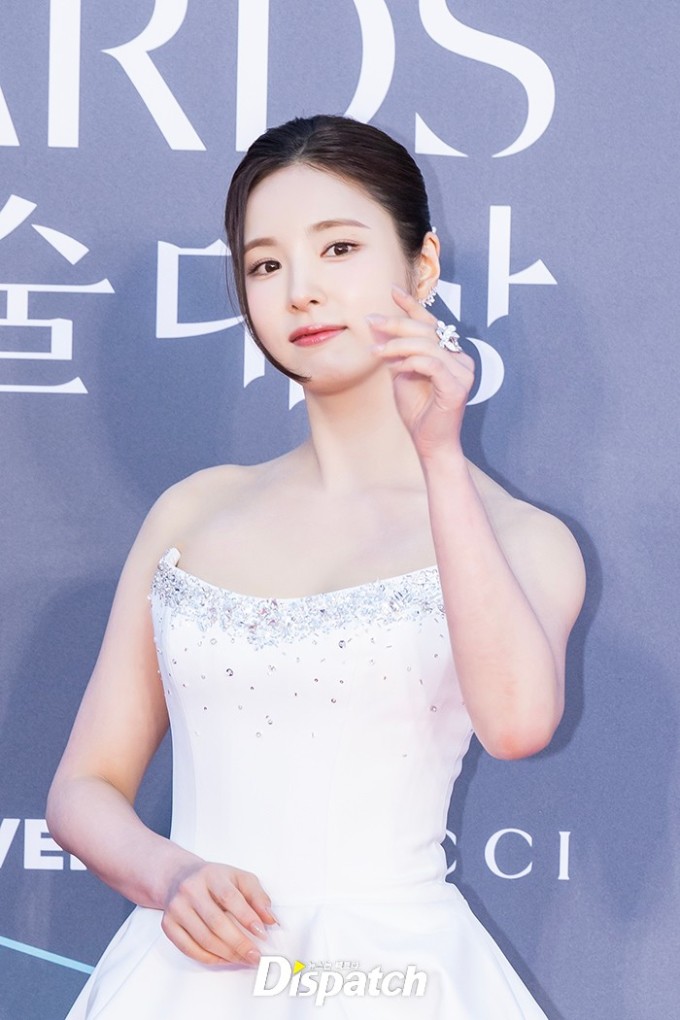 Mỹ nhân, tài tử trên thảm đỏ Baeksang - 11