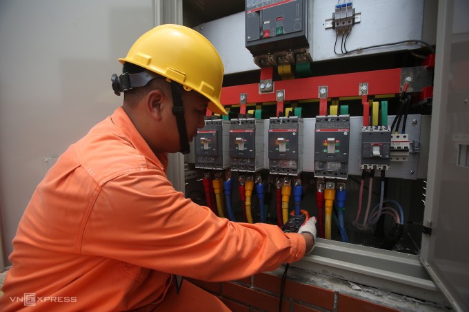 Nhân viên điện lực ở Hà Nội đang kiểm tra điện. Ảnh: Ngọc Thành