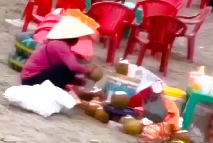 Hình ảnh người phụ nữ gom nước dừa thừa sử dụng cá nhân gây hiểu lầm ở khu du lịch Thịnh Long (xã Hải Thịnh, tỉnh Ninh Bình). Ảnh cắt từ clip