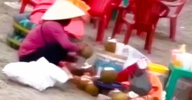 Người phụ nữ gom nước dừa thừa gây hiểu lầm ở khu du lịch