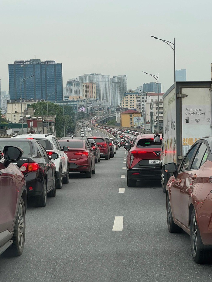 Vụ cháy đường Vành đai 3 bị ùn tắc một chiều nghiêm trọng. Ảnh: OFFB