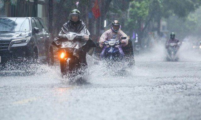 Miền Bắc đón mưa dông mạnh, đề phòng lốc sét.