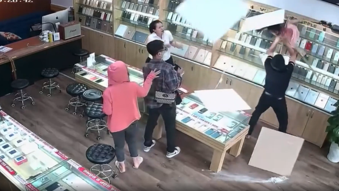 Khoảnh khắc nam nhân viên cửa hàng đỡ em bé rơi xuyên trần xuống dưới. (Ảnh cắt từ video)