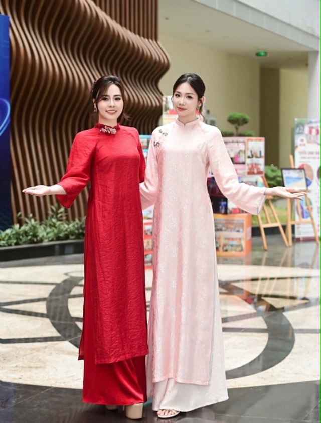 Mrs Grand International Phan Kim Oanh (áo dài đỏ) đồng hành cùng Hoa hậu Hà Linh về trường cũ, trao quà tri ân thầy cô.