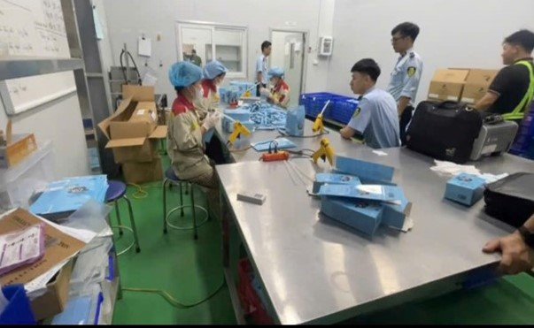 Lực lượng chức năng tiến hành khám xét tại nhà máy của Công ty cổ phần Detech Konnai.