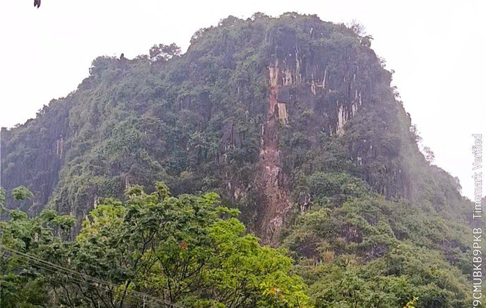 Khu vực núi đá, nơi xảy ra sạt lở xuống nhà dân