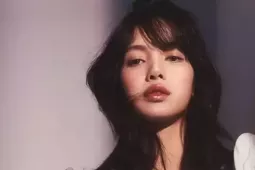 Lisa theo đuổi mốt khoe nội y