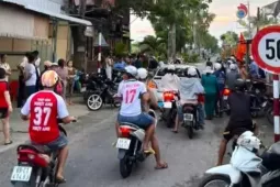 Nhóm thanh niên mang hung khí lao vào quán tấn công, khiến 1 người tử vong