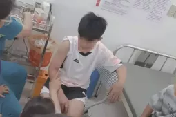 Chó 'điên cuồng' lao vào cắn xé 6 người đi đường