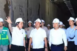 Bí thư Hà Nội yêu cầu tuyến metro ngầm đầu tiên của Thủ đô hoàn thành cuối năm 2027