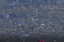 UAV Nga mang cờ Chiến thắng bay trên Donbass