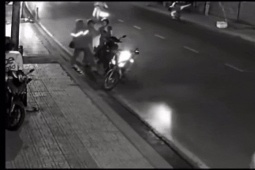 Tài xế công nghệ đấm đá 'tình địch' trước mặt bạn gái ở TPHCM