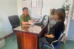 Nhét giấy vào miệng con mới sinh rồi giấu sau bồn cầu