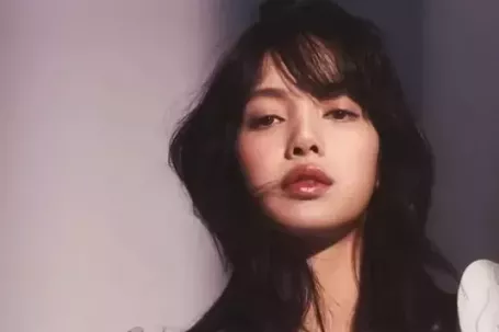 Lisa theo đuổi mốt khoe nội y