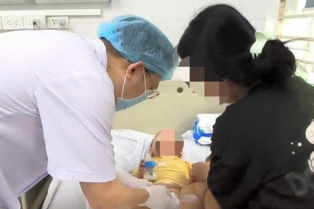 Bé trai bất ngờ phát hiện ung thư hiếm gặp: Trẻ có dấu hiệu này, phụ huynh tuyệt đối không chủ quan