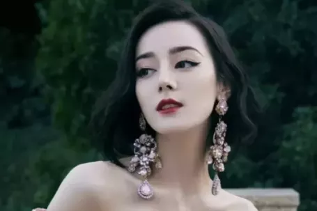Địch Lệ Nhiệt Ba gây sốt quốc tế
