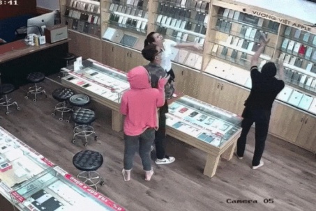 VIDEO: Thót tim em bé rơi xuyên qua trần thạch cao khi tìm đồ chơi