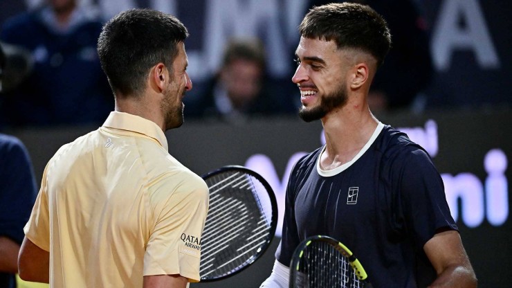Tay vợt người Croatia (hạng 79, bên phải) đã gây sốc khi đánh bại Djokovic (hạng 4, bên trái), chấm dứt chuỗi 18 trận bất bại của tay vợt người Serbia ở các trận mở màn tại Rome
