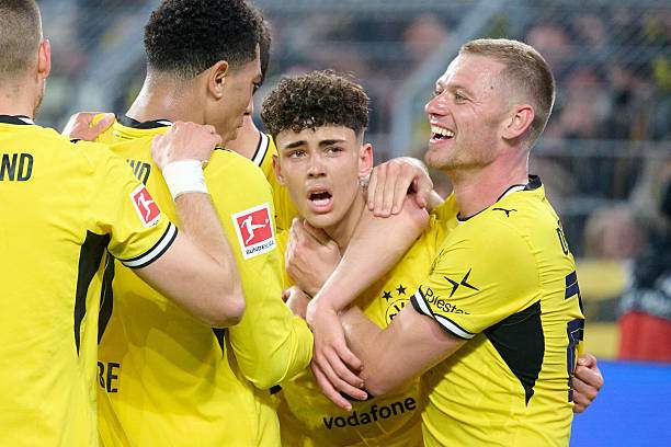 Dortmund bị dẫn trước rất sớm nhưng vùng lên để dẫn 3-1