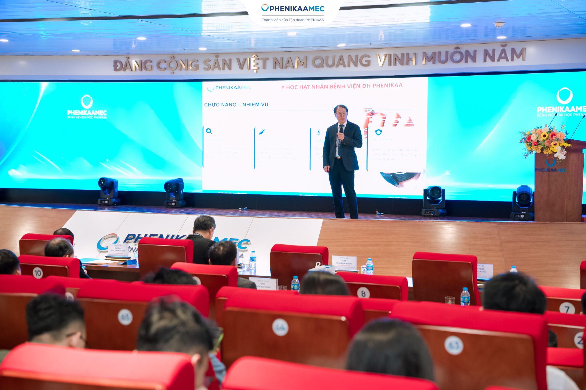 TS. BSCC. TTND Nguyễn Kim Lưu - Phó Giám đốc Trung tâm Ung bướu, Trưởng Đơn nguyên Xạ trị - Y học hạt nhân, Bệnh viện Đại học Phenikaa trình bày tham luận