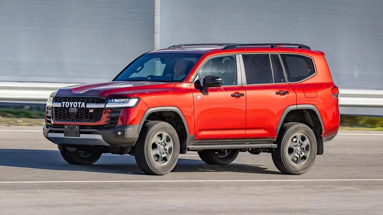 Toyota Land Cruiser 300 hybrid tạo công suất 421 mã lực và mô-men xoắn 790 Nm.