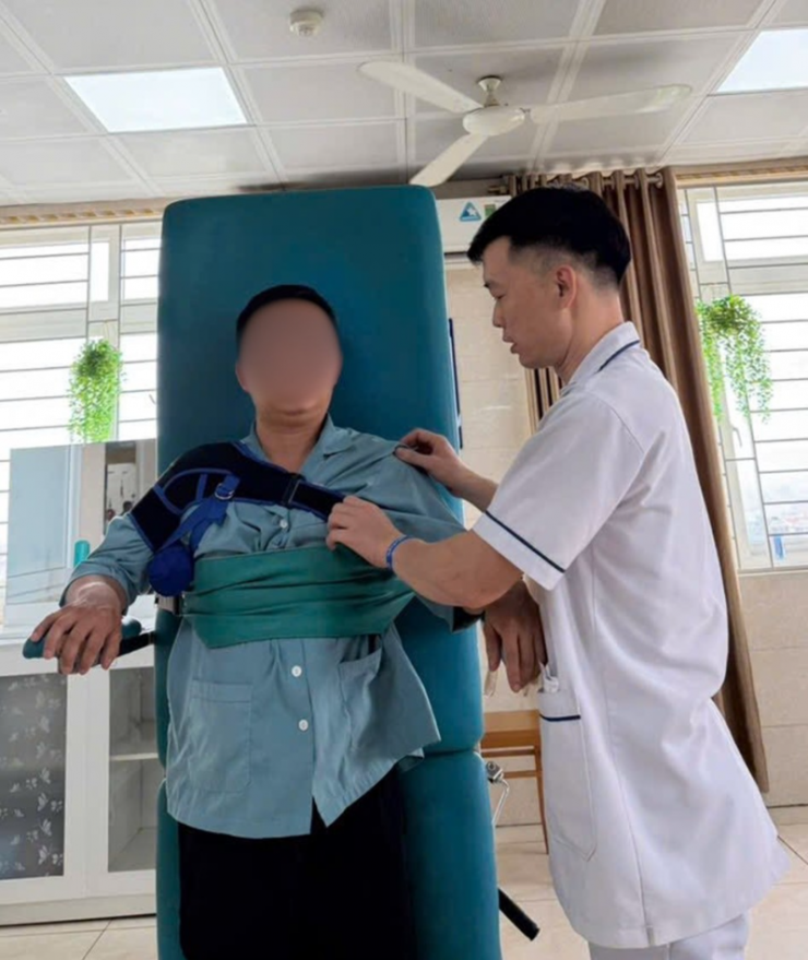 Người bệnh N.V.K đang được hướng dẫn tập phục hồi chức năng tại Trung tâm Đột quỵ. Ảnh BVCC