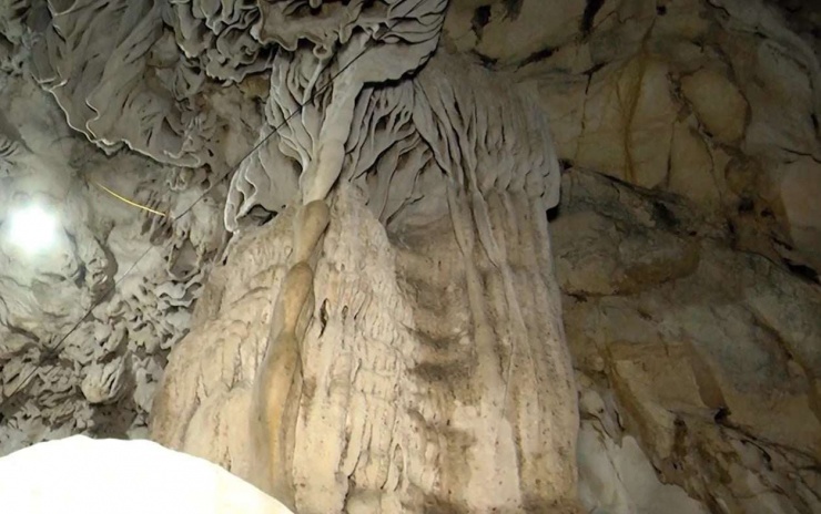 Những dãy núi đá vôi ven hồ Thác Bà là một hệ thống hang động kỳ bí, mang đậm dấu ấn của thời gian và truyền thuyết dân gian như Động Thủy Tiên, Động Xuân Long. Ảnh: Thiên Long.