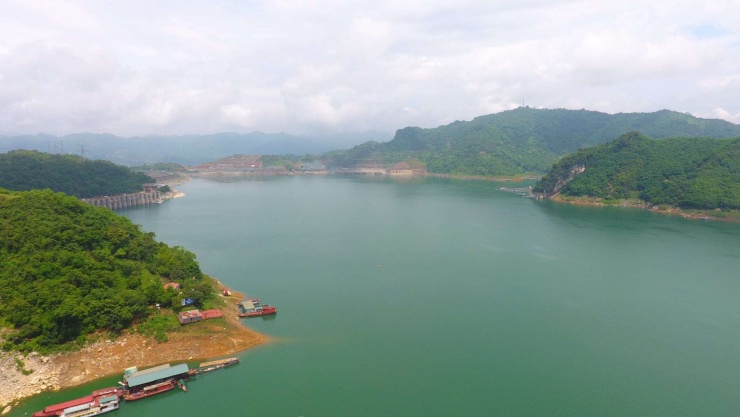 Hồ Hòa Bình (rộng 89 km², dài khoảng 70km) là hồ nhân tạo lớn thứ 4 của nước ta, hình thành từ công trình thủy điện Hòa Bình. Ảnh: Thiên Long.