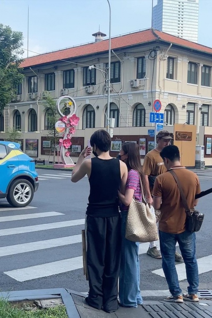 Uyển&nbsp;Ân tay trong tay với Negav.