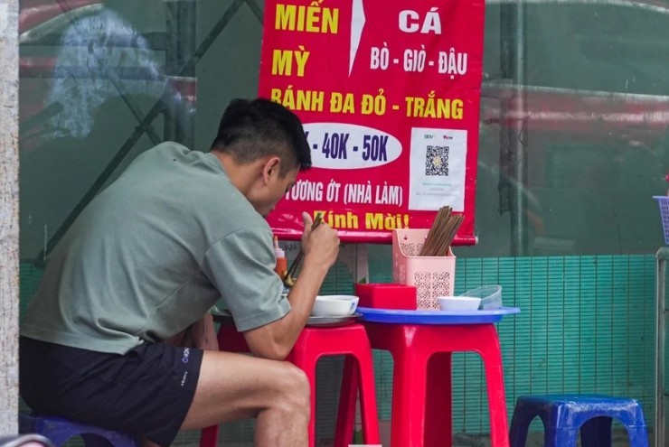 Thực khách ‘co cụm’ sau đợt siết vỉa hè ở Hà Nội