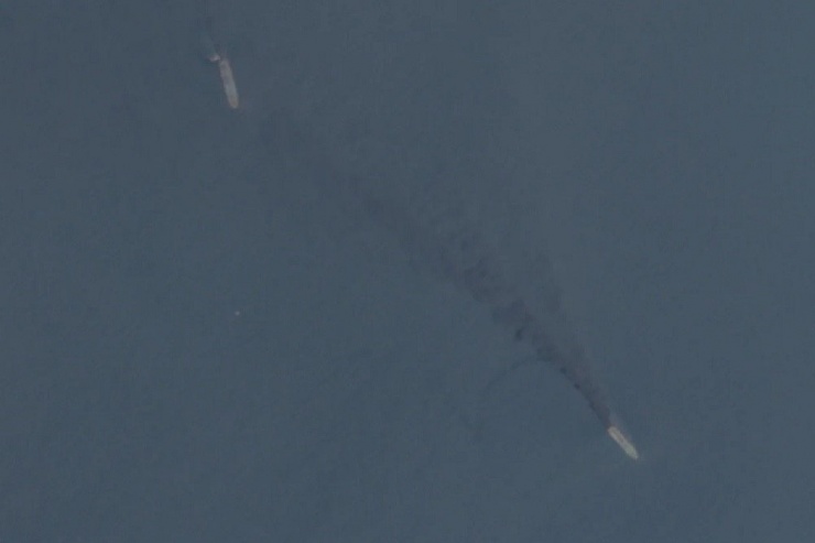 Vệt khói đen lớn bốc lên từ tàu chở dầu M/T Sevda. Ảnh: CNN/Sentinel-2