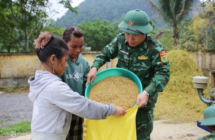 Tộc người bí ẩn nhất Việt Nam thu hoạch lúa nước - 9