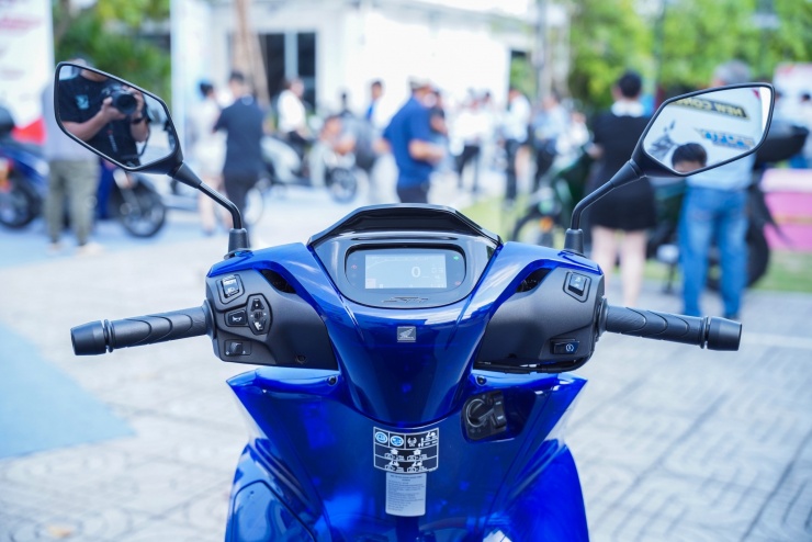Honda SH 150i 'trong suốt' giá 235 triệu đồng - 7