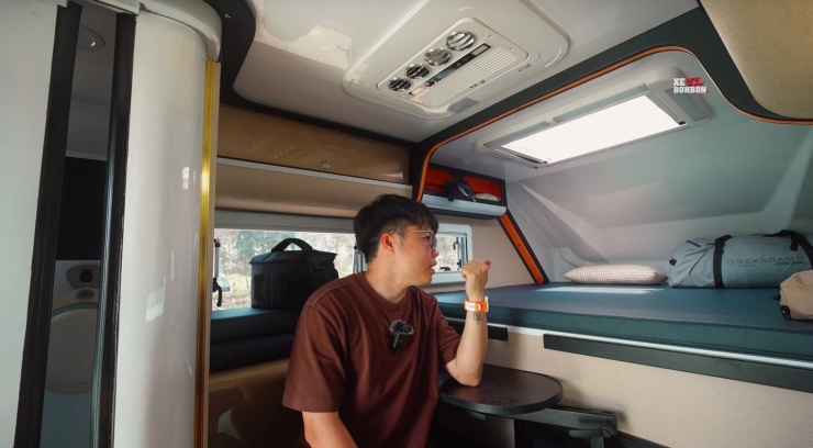 Anh Thành chia sẻ về khoang nội thất của chiếc mobihome. Ảnh NVCC
