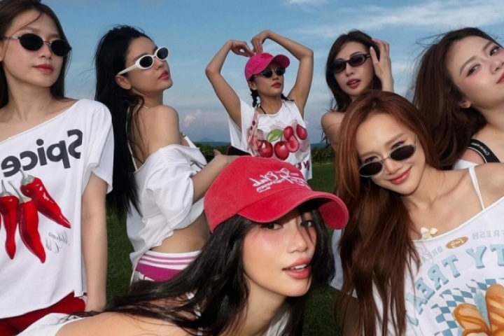 Ảnh sao 10/5: Nhã Phương và hội bạn mỹ nhân khoe dáng khi đi nghỉ dưỡng