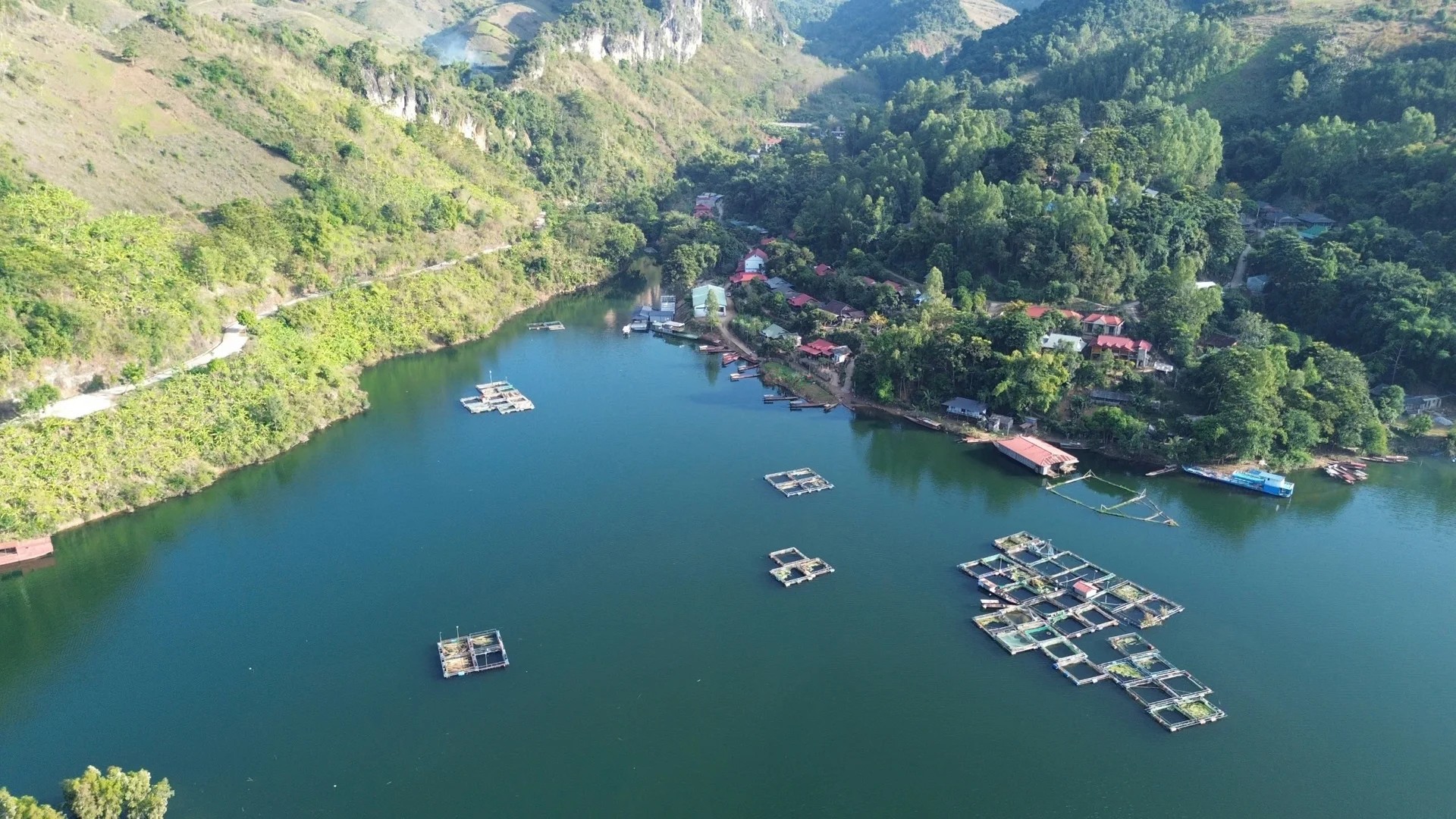 Hồ thủy điện Sơn La có diện tích mặt nước rộng 10.500 ha còn mở ra hướng đi thoát nghèo bền vững cho người dân bản địa thông qua mô hình kinh tế lồng bè. Ảnh: Thiên Long.
