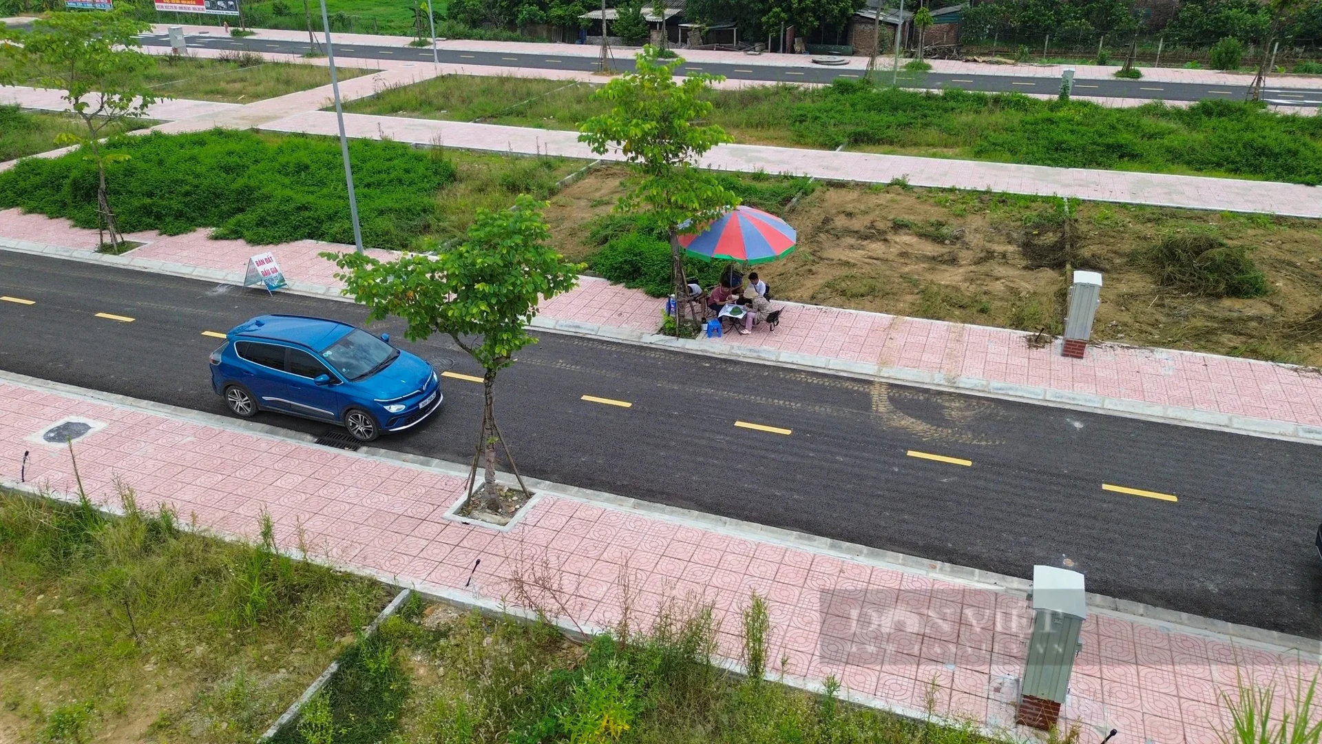 Ngay sau phiên đấu giá, khu vực này lập tức biến thành một "đại công trường" của giới cò đất. Ô tô đỗ kín lối đi, các văn phòng giao dịch dã chiến mọc lên như nấm, bảng biển quảng cáo, mua bán sang tay đất nền ngập tràn với những lời chào mời lợi nhuận hấp dẫn (Ảnh chụp tháng 8/2024).