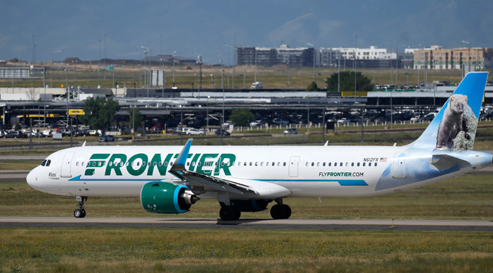 Một máy bay của hãng Frontier Airlines đang chờ cất cánh trên đường băng tại Sân bay Quốc tế Denver vào ngày 1-9-2023. Ảnh: AP.
