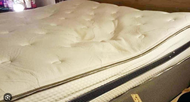 Nệm quá mềm, quá cứng hoặc đã bị lún sẽ khiến cột sống không giữ được đường cong tự nhiên suốt cả đêm.