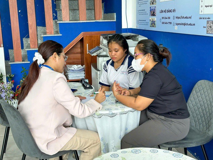Phụ huynh và học sinh đến Trường CĐ Quốc tế TP HCM để tìm hiểu về chương trình học nghề sau khi tốt nghiệp THCS Ảnh: NGUYỄN HUỲNH