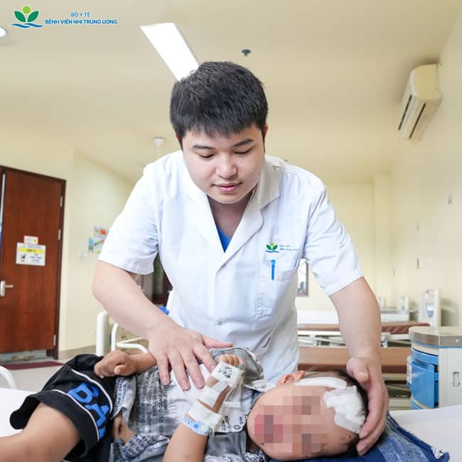 Bé Đ.K đang được điều trị và chăm sóc tại khoa Sọ mặt và Tạo hình của Bệnh viện Nhi Trung ương.