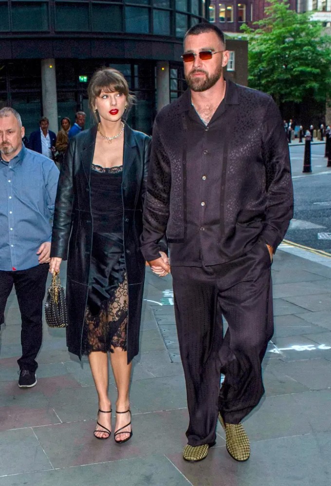 Cặp sao tay trong tay tới nhà hàng của đầu bếp Gordon Ramsay. Ảnh: Goff